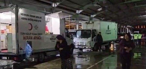 depremin ardindan gelen yagis sokakta bulunan vatandaslara zor anlar yasatti 0 jd1D6ZKP