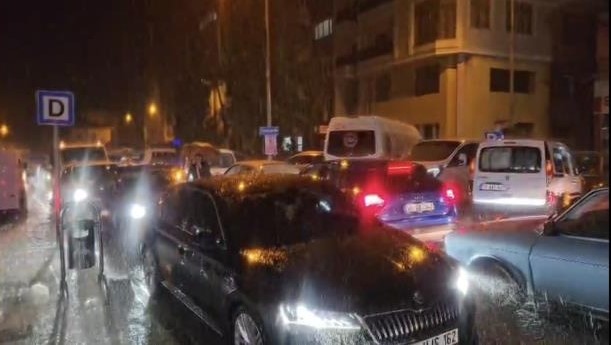 depremin ardindan gelen yagis sokakta bulunan vatandaslara zor anlar yasatti 2 fEHzMyej