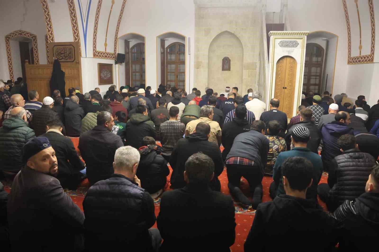 depremin ardindan habibi necar camiinde ilk teravihi kilindi 0 RvFUlbfp