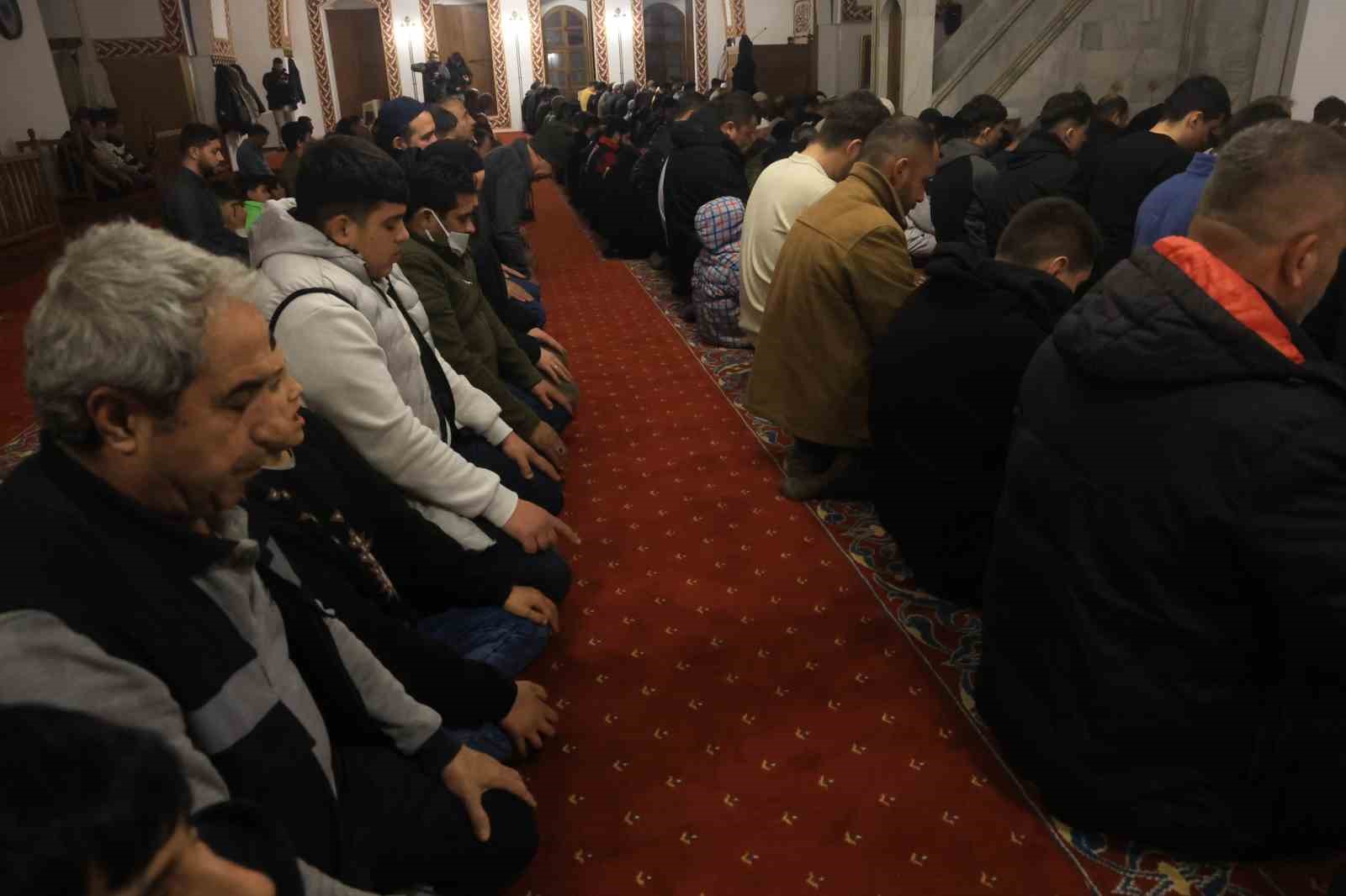 depremin ardindan habibi necar camiinde ilk teravihi kilindi 1 B6i4ppuc