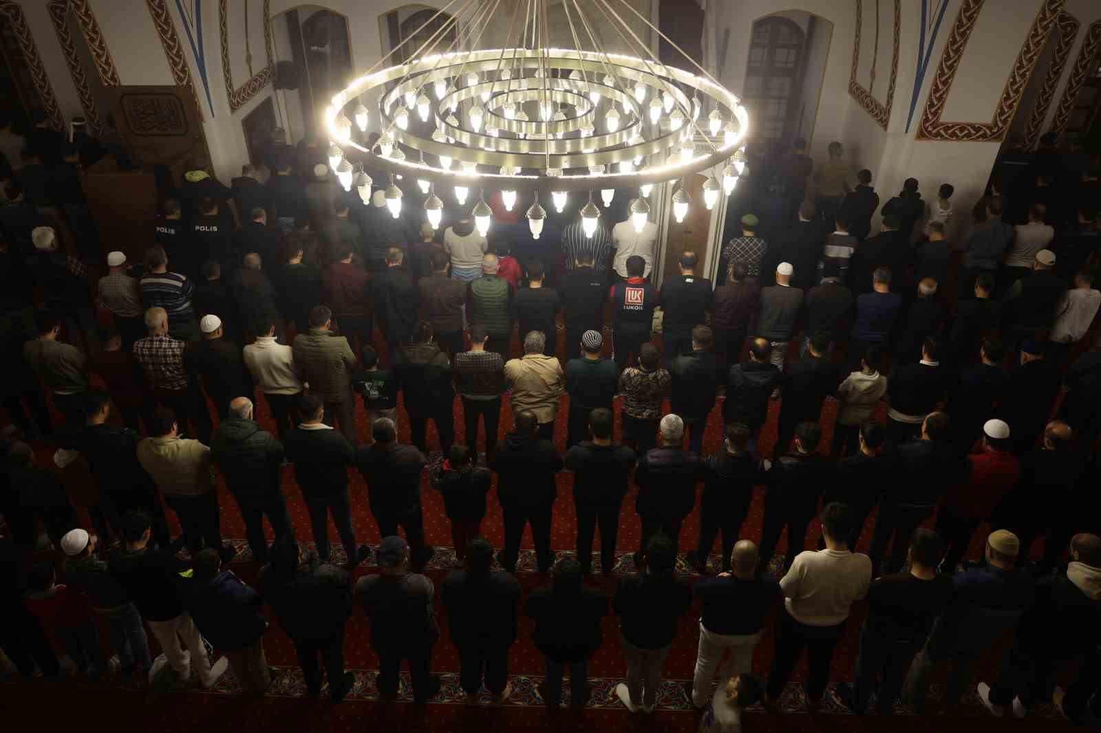 depremin ardindan habibi necar camiinde ilk teravihi kilindi 2 plckNLGn