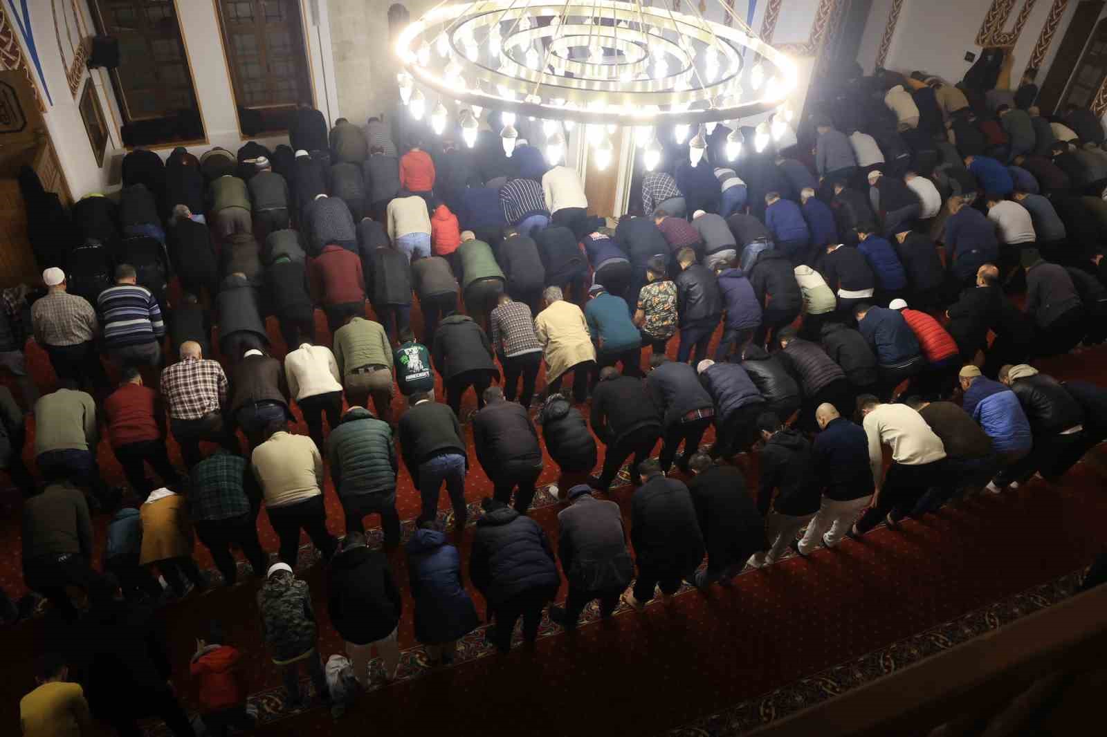 depremin ardindan habibi necar camiinde ilk teravihi kilindi 3 gaqHWFS7