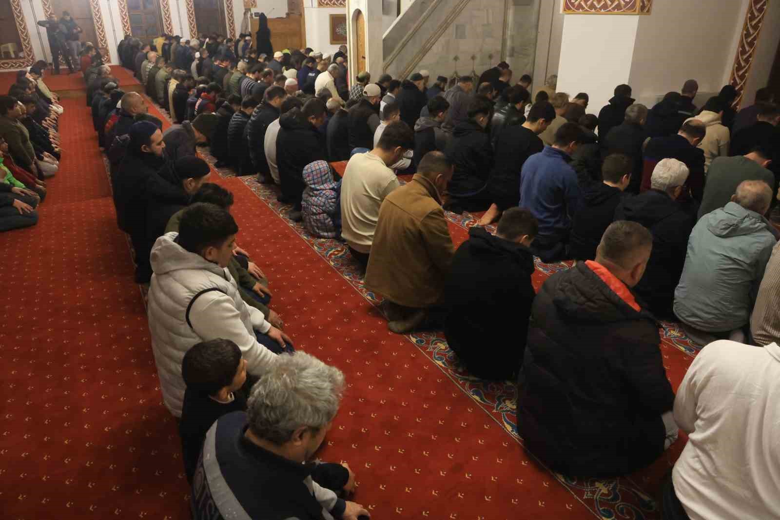 depremin ardindan habibi necar camiinde ilk teravihi kilindi 5