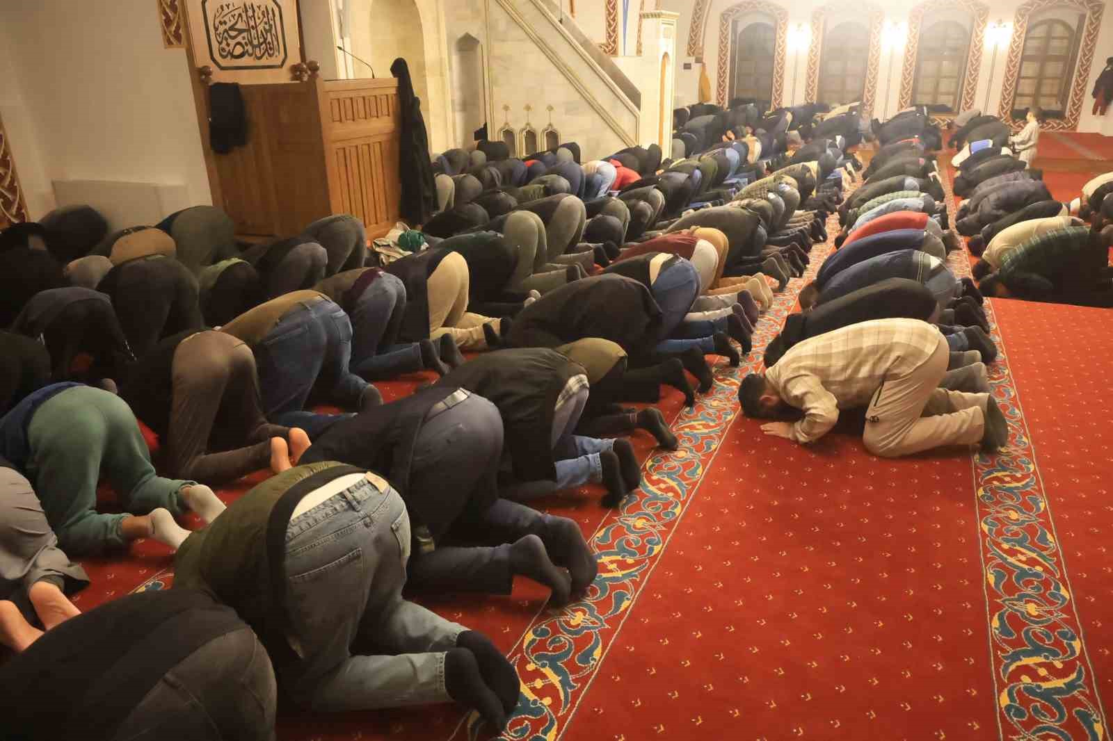 depremin ardindan habibi necar camiinde ilk teravihi kilindi 6 tufKDN8R