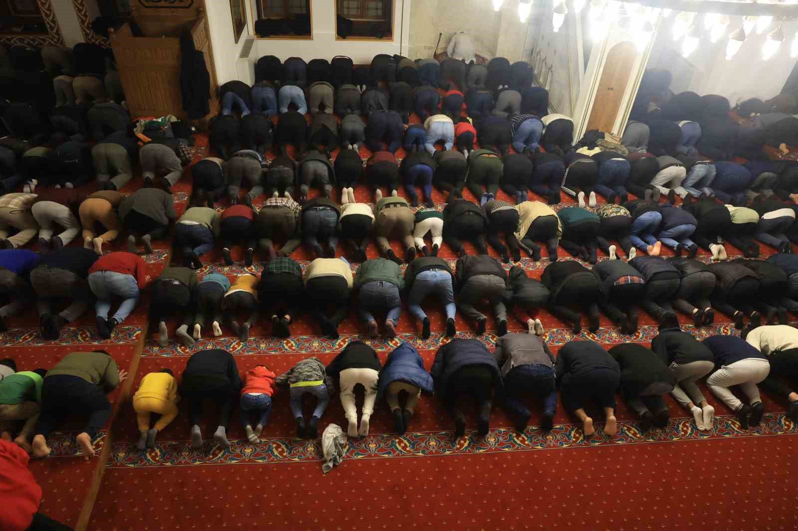 depremin ardindan habibi necar camiinde ilk teravihi kilindi 8 Ac5TSyUz