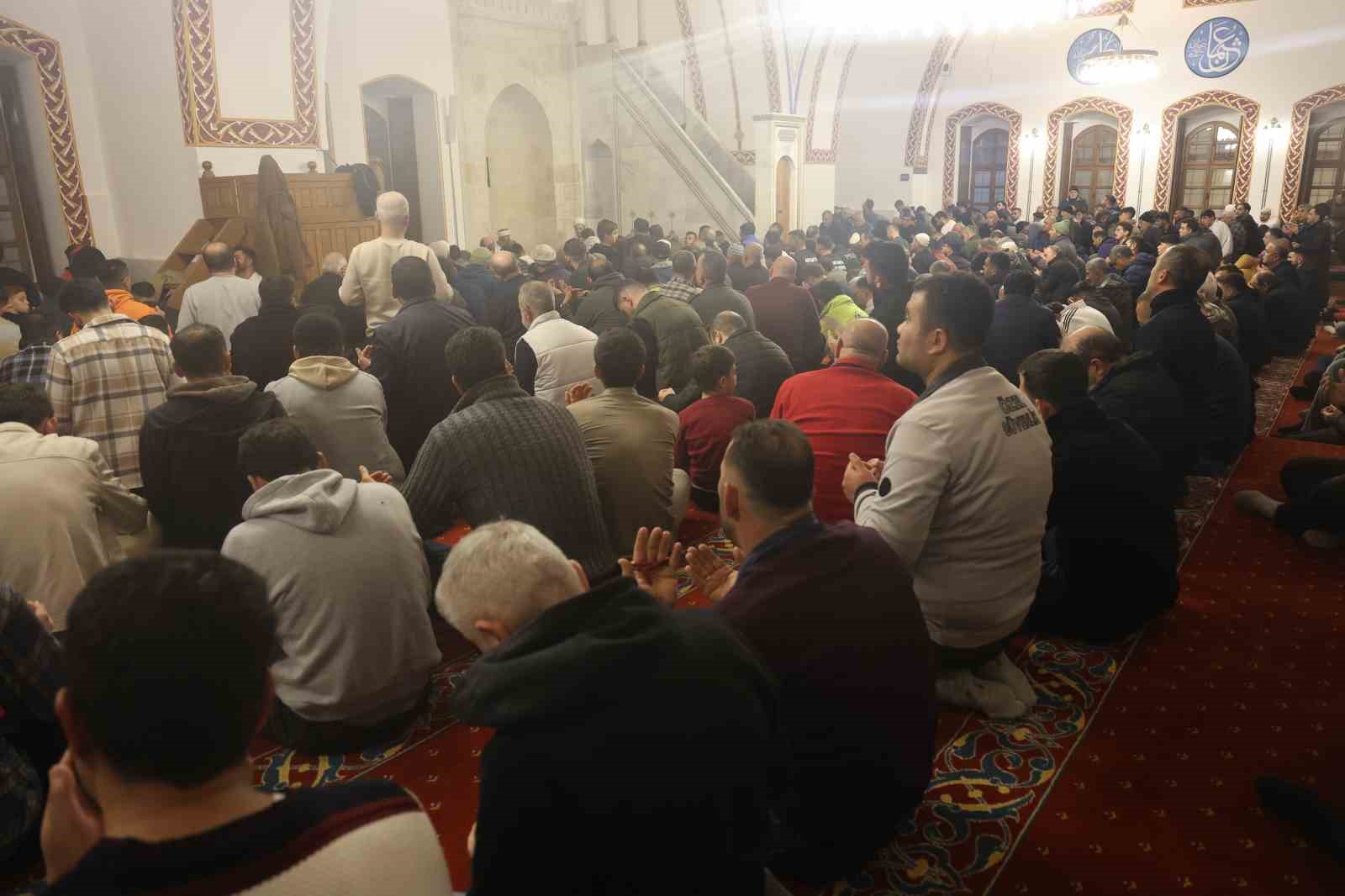 depremin ardindan habibi neccar camiinde ilk mirac kandilinde eller semaya acildi 2 Enrag8fX