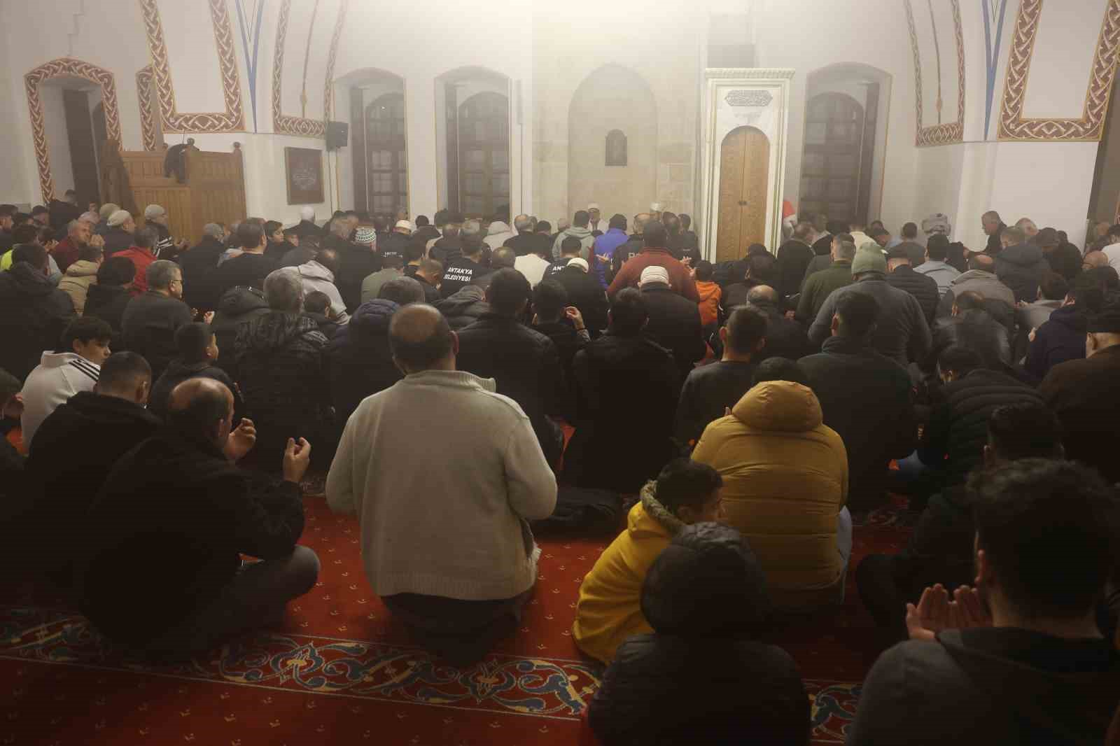 depremin ardindan habibi neccar camiinde ilk mirac kandilinde eller semaya acildi 4 MOzCpkwc