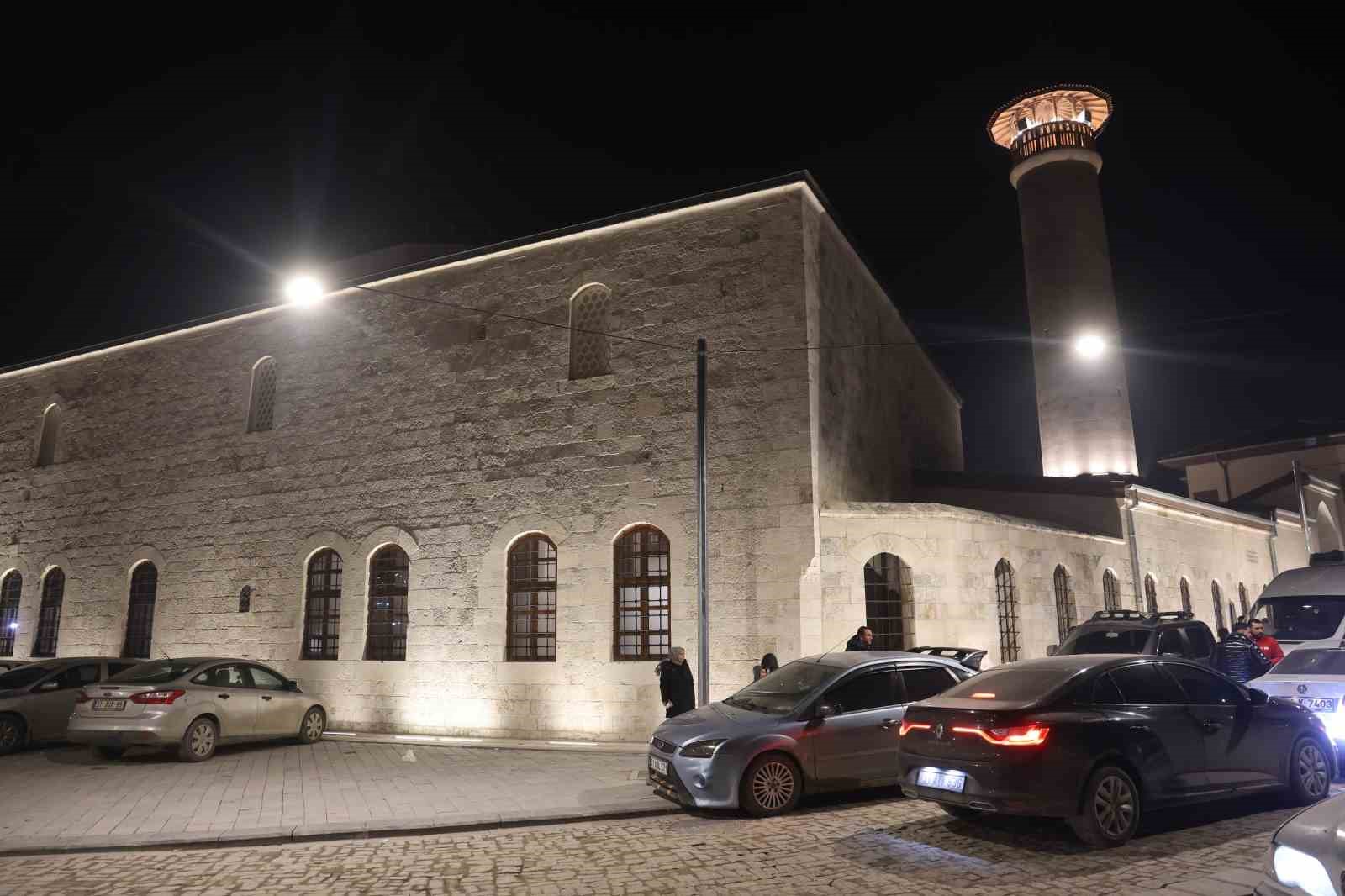 depremin ardindan habibi neccar camiinde ilk mirac kandilinde eller semaya acildi 6 TaeNgmLu