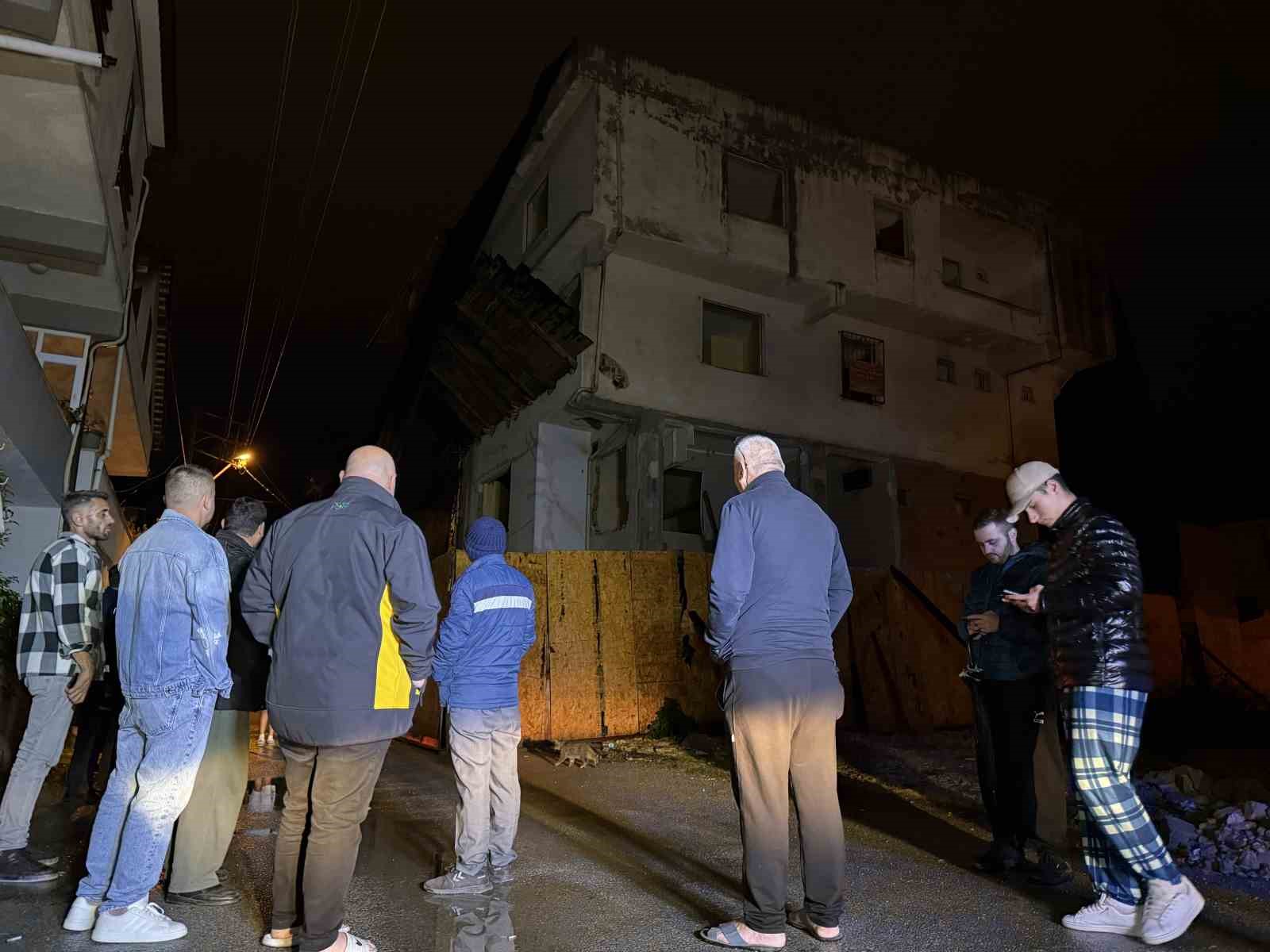 depremin ardindan hasarli metruk bina korkuttu sokak trafige kapatildi 0 UWwhYt5Z