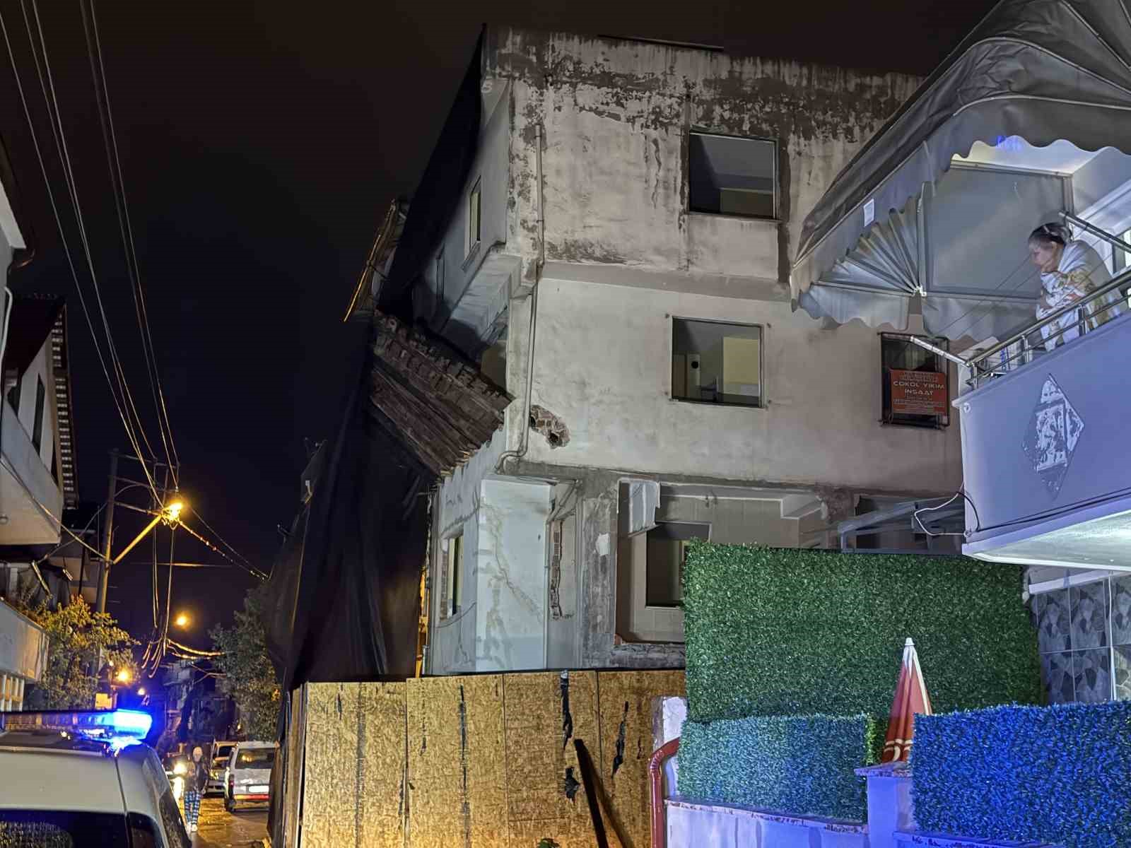depremin ardindan hasarli metruk bina korkuttu sokak trafige kapatildi 1