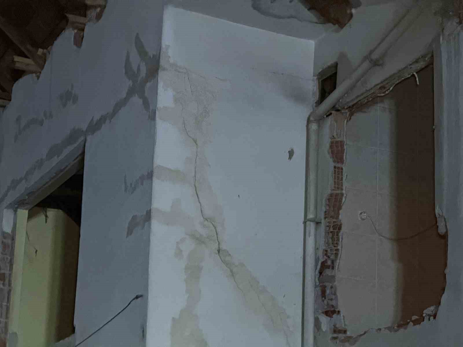 depremin ardindan hasarli metruk bina korkuttu sokak trafige kapatildi 8 QJ3ml1v2