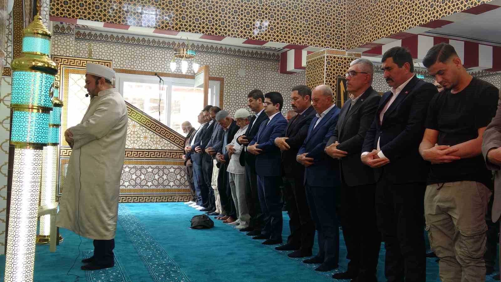 Depremin ardından inşa edilen 126’ncı cami ibadete açıldı 5 depremin ardindan insa edilen 126nci cami ibadete acildi 1 TZlpwerP