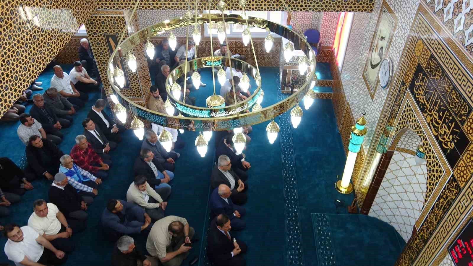 Depremin ardından inşa edilen 126’ncı cami ibadete açıldı 8 depremin ardindan insa edilen 126nci cami ibadete acildi 4 5QHUUin9