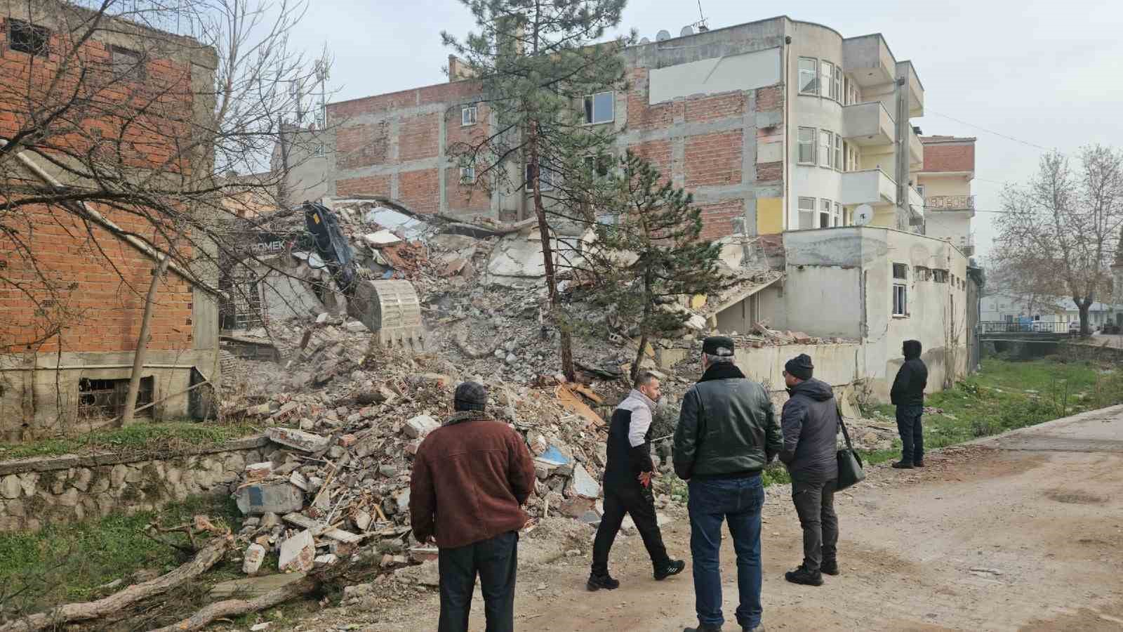 depremin ardindan sindirgida tehlikeli yapilar kaldiriliyor 0 w4sTfQfw