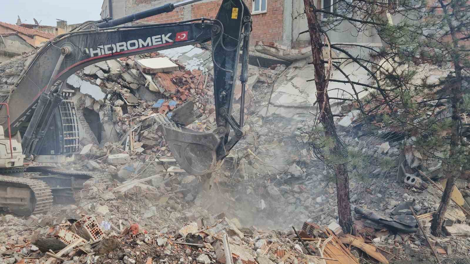 depremin ardindan sindirgida tehlikeli yapilar kaldiriliyor 1 SdBiEciv