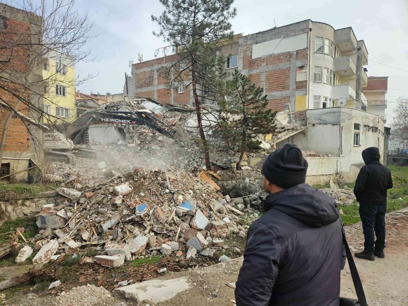 depremin ardindan sindirgida tehlikeli yapilar kaldiriliyor 2 LNSfmVqH