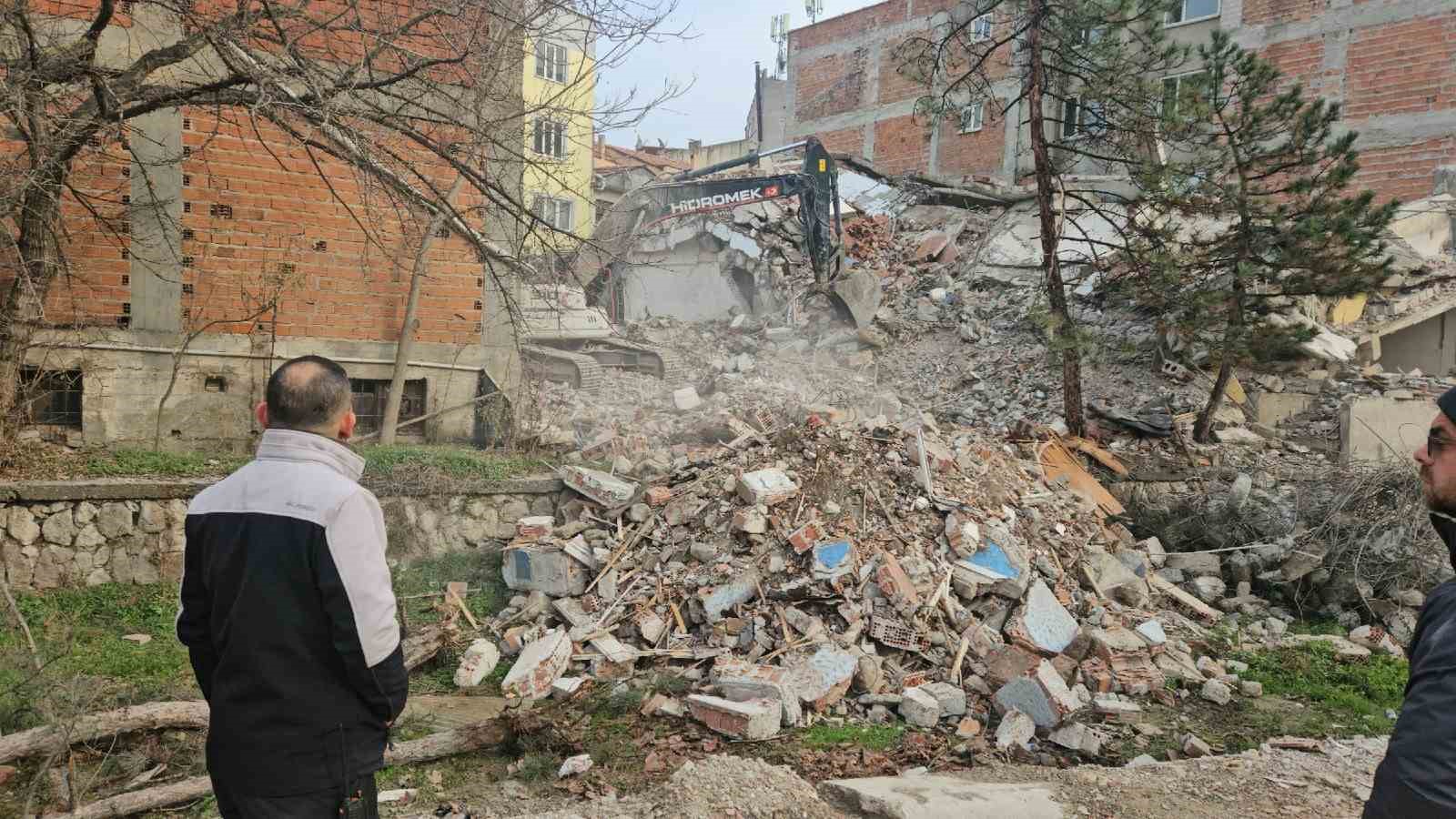 depremin ardindan sindirgida tehlikeli yapilar kaldiriliyor 4 p1YNkHLy