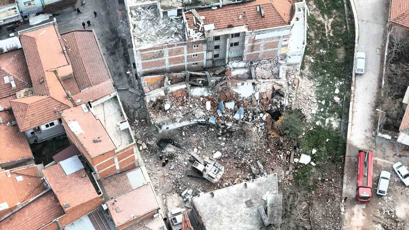 depremin ardindan sindirgida tehlikeli yapilar kaldiriliyor 5 1LfhrWZL