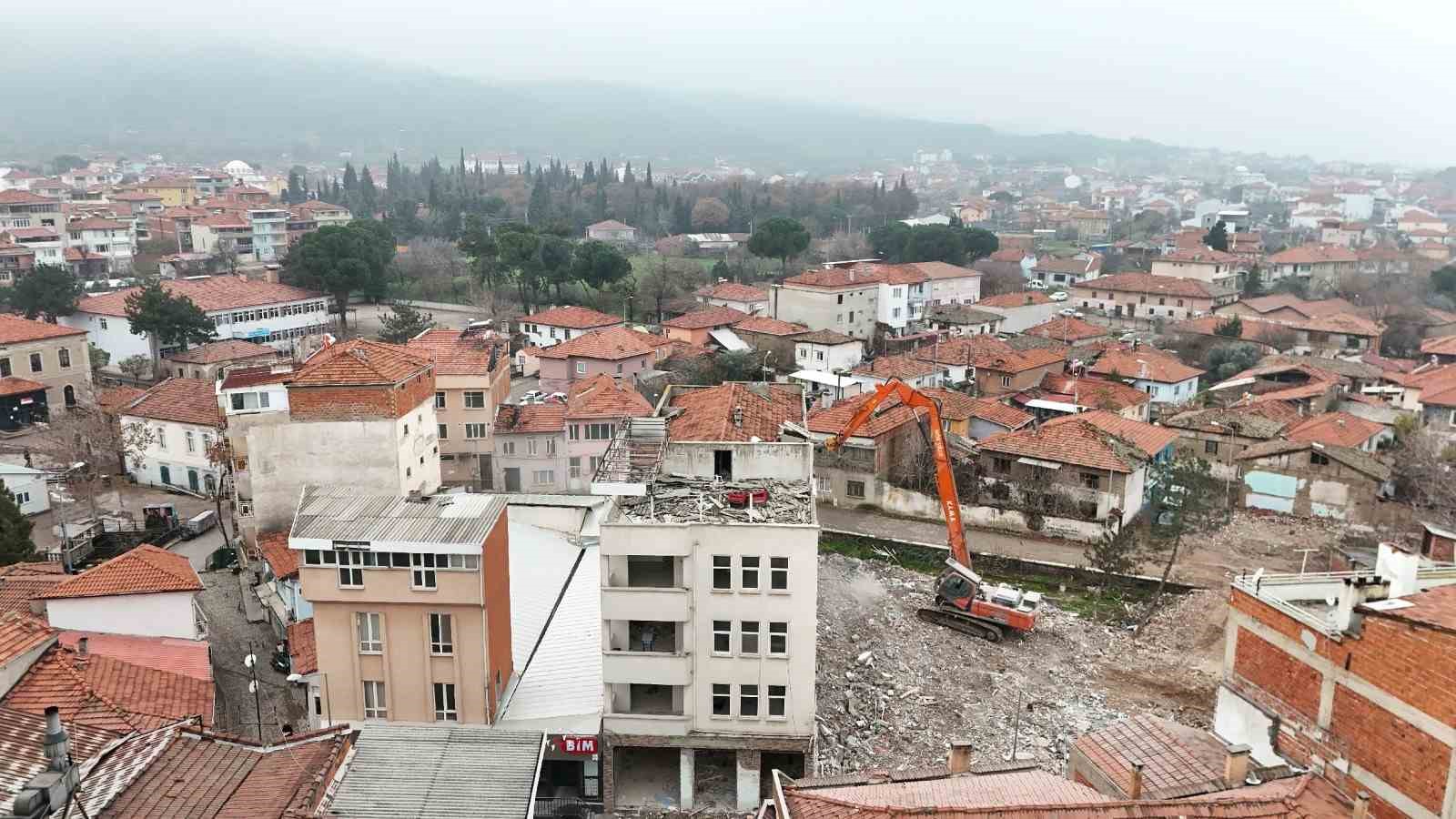 depremin ardindan sindirgida tehlikeli yapilar kaldiriliyor 6 e21tGlLT
