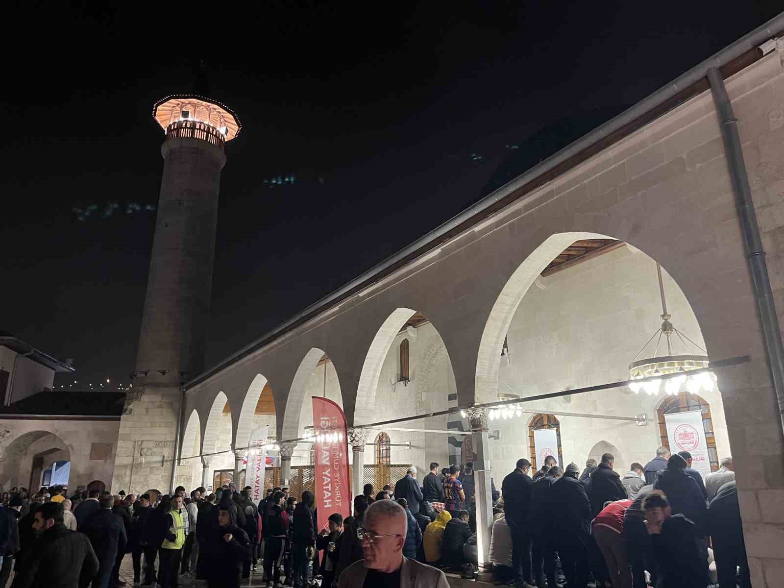 depremin ardindan yeniden insa edilen habibi neccar camii kadir gecesinde vatandaslarin akinina ugradi 1 8V4atDTf