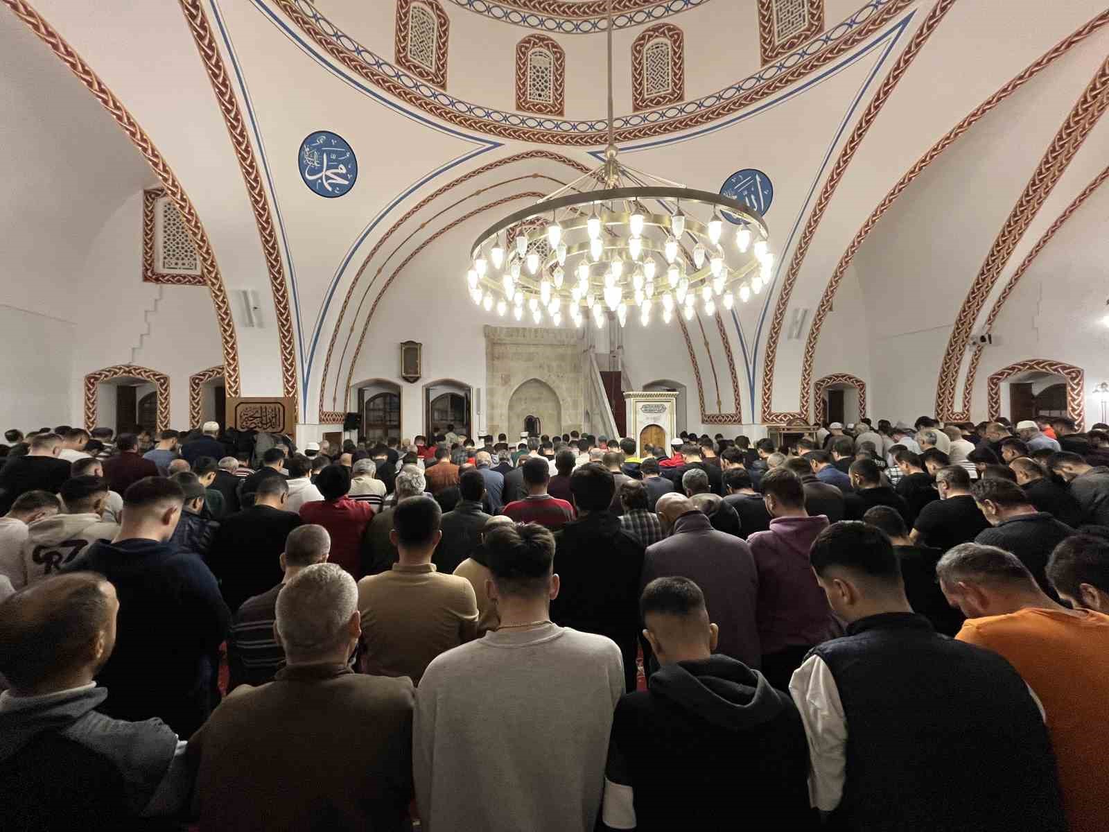 depremin ardindan yeniden insa edilen habibi neccar camii kadir gecesinde vatandaslarin akinina ugradi 2