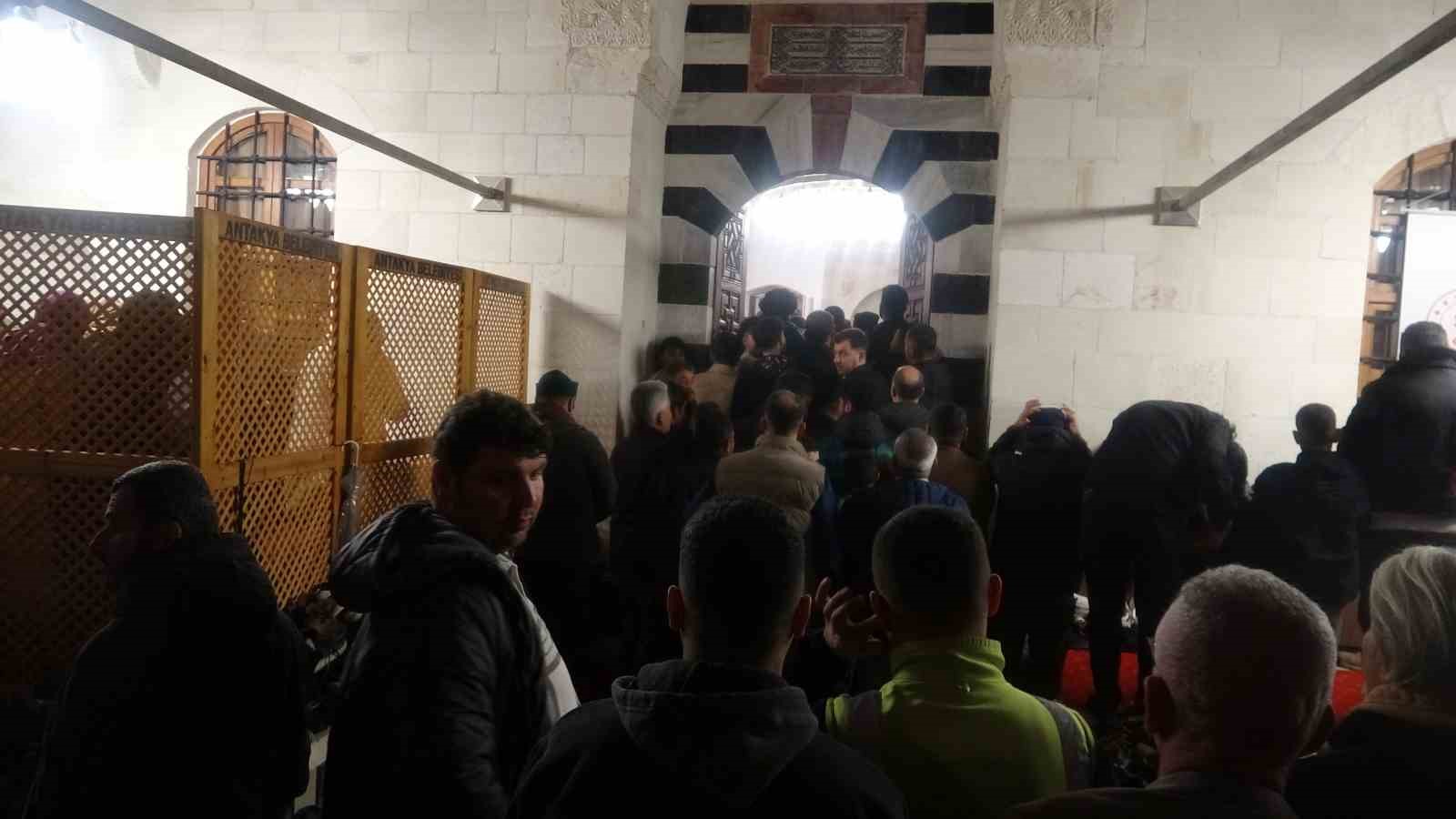 depremin ardindan yeniden insa edilen habibi neccar camii kadir gecesinde vatandaslarin akinina ugradi 3