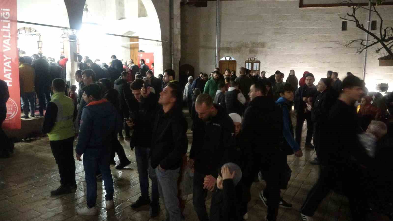 depremin ardindan yeniden insa edilen habibi neccar camii kadir gecesinde vatandaslarin akinina ugradi 4 tzaOD4v4