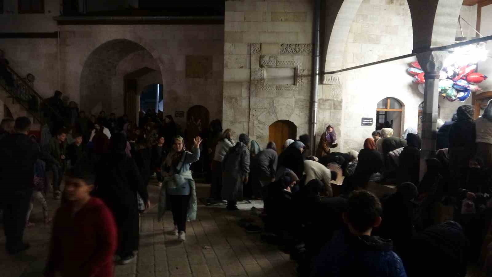 depremin ardindan yeniden insa edilen habibi neccar camii kadir gecesinde vatandaslarin akinina ugradi 5 522sWyls