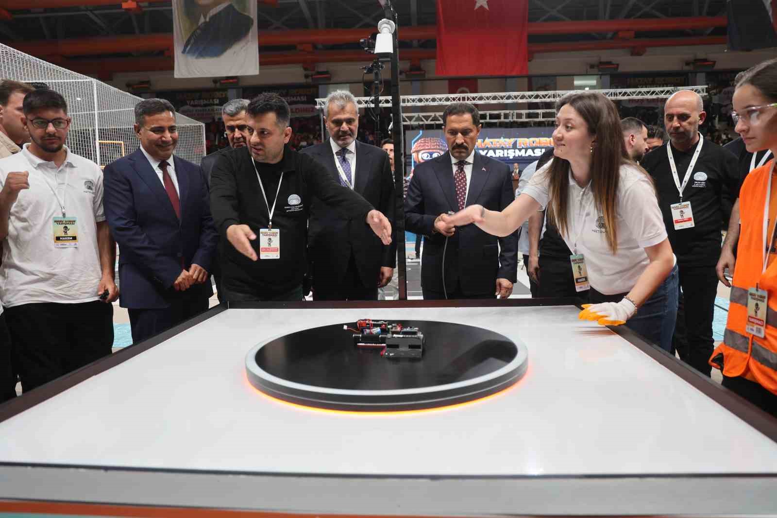 depremin izlerinin silindigi hatayda 4 bin 67 ogretmen ve ogrenci robot yarismasinda yarisacak 8