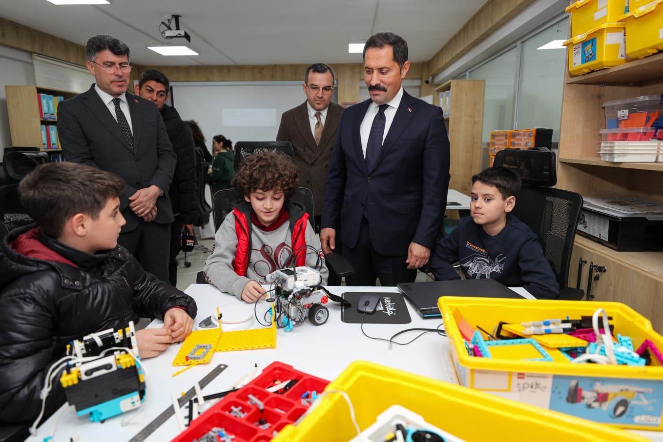 depremin izlerinin silindigi kentte 1540 takim robot yarismasinda derece yapmak icin mucadele verecek 4 MArGGmDn