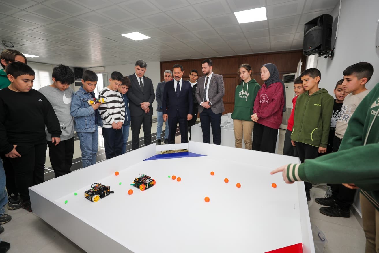 depremin izlerinin silindigi kentte 1540 takim robot yarismasinda derece yapmak icin mucadele verecek 6 G6JCWRcc