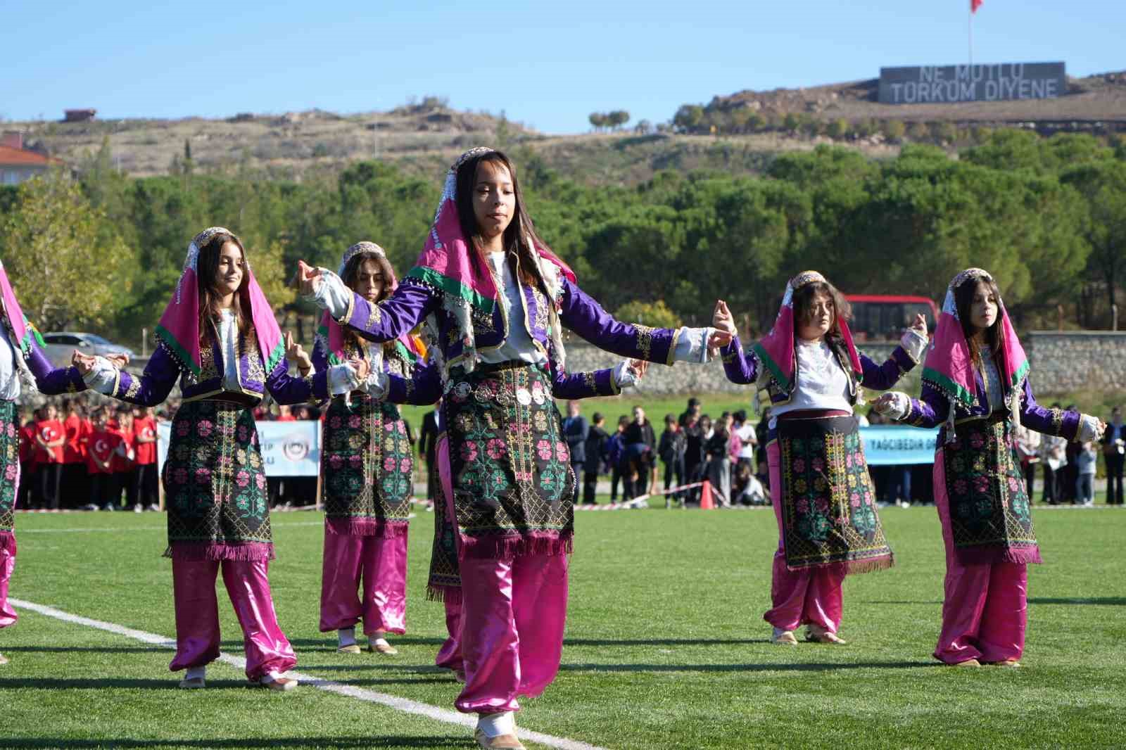 depremin vurdugu sindirgida cumhuriyet coskusu yasaniyor 1