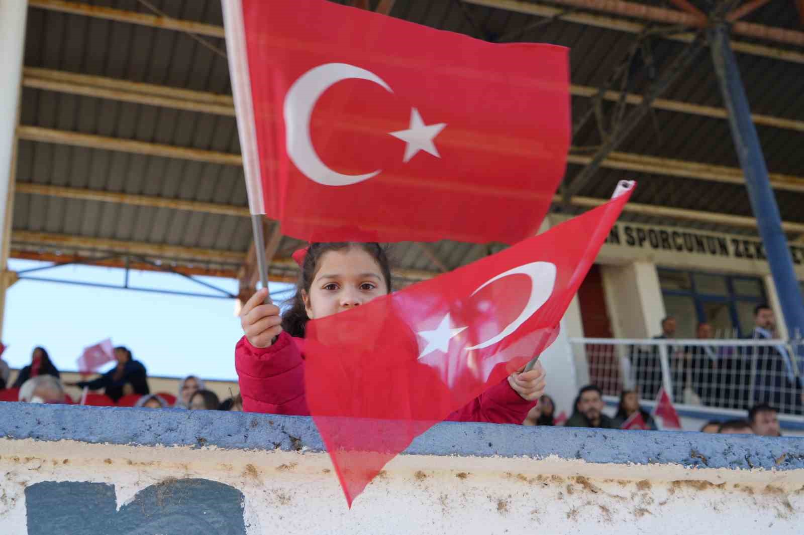 depremin vurdugu sindirgida cumhuriyet coskusu yasaniyor 3 Qa9Udgq4