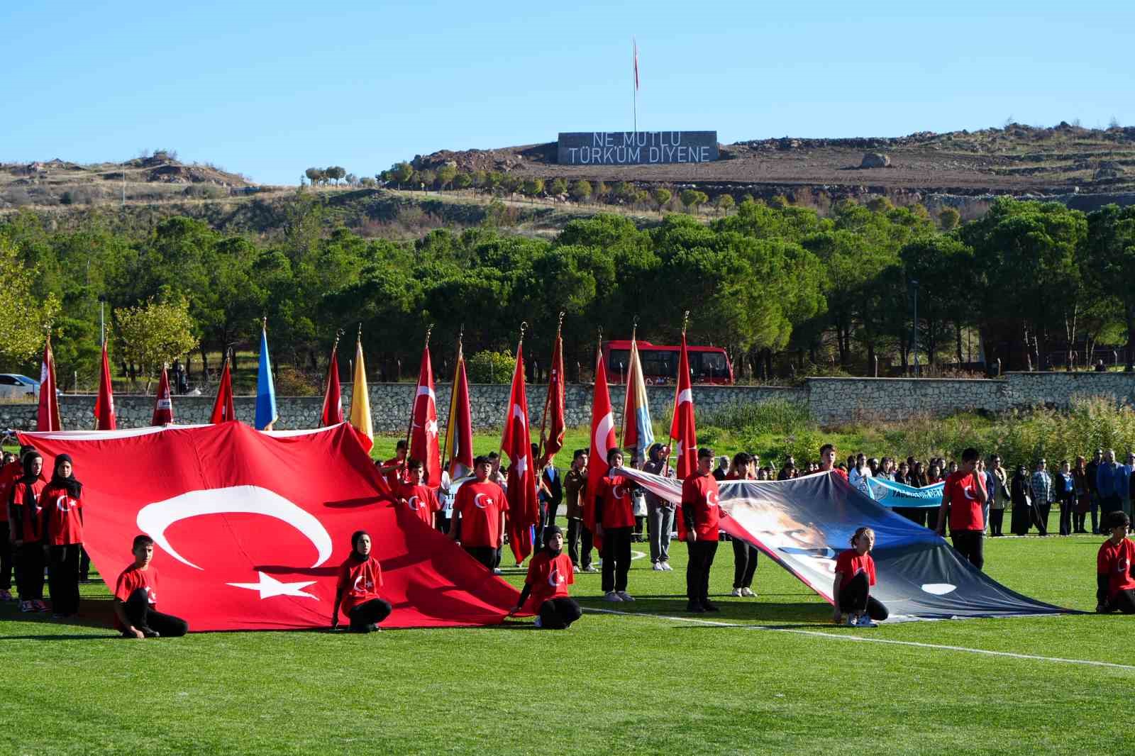 depremin vurdugu sindirgida cumhuriyet coskusu yasaniyor 8