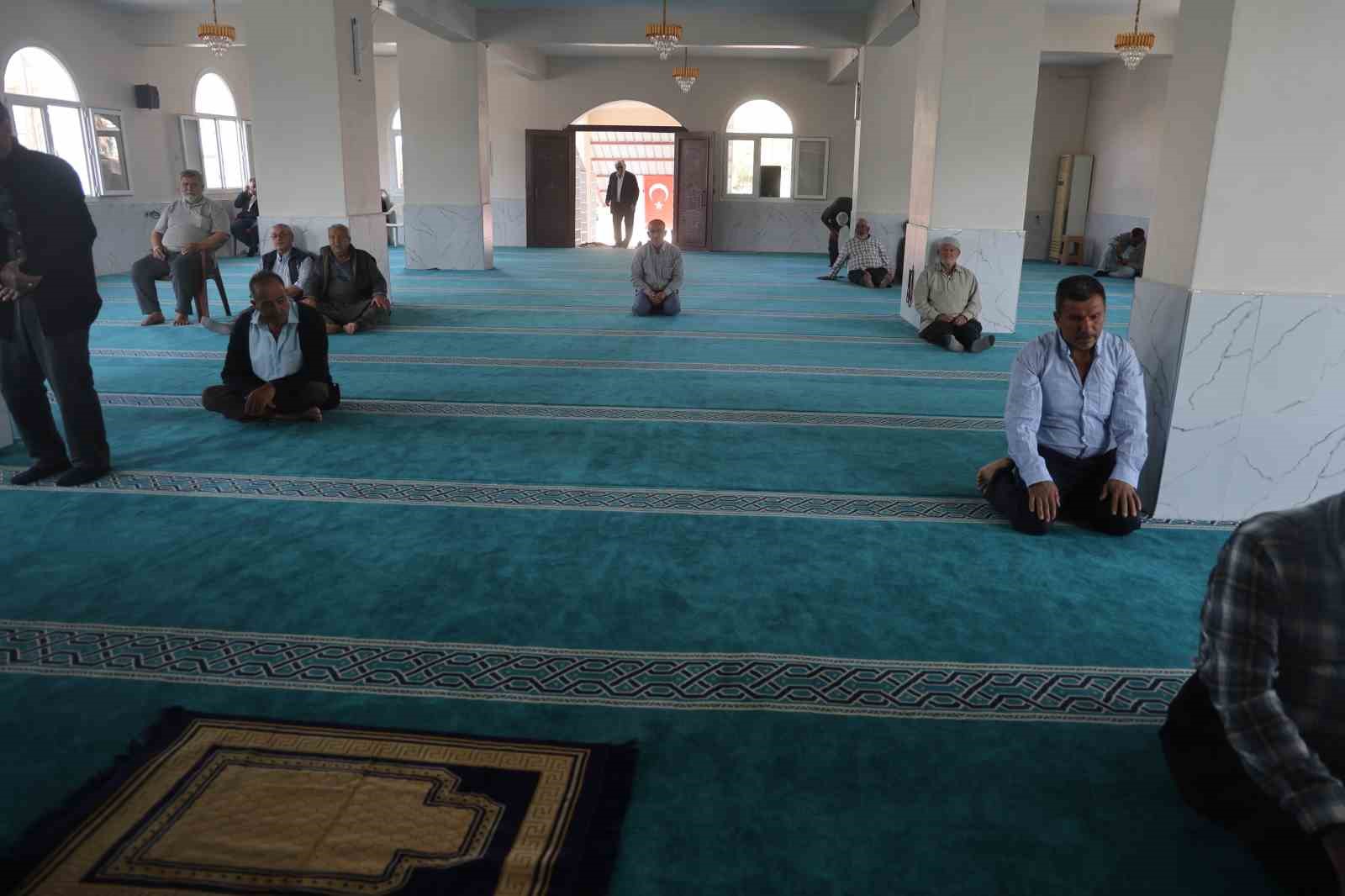 Depremin yıktığı kentte inşası tamamlanan 107’nci cami ibadete açıldı 6 depremin yiktigi kentte insasi tamamlanan 107nci cami ibadete acildi 2