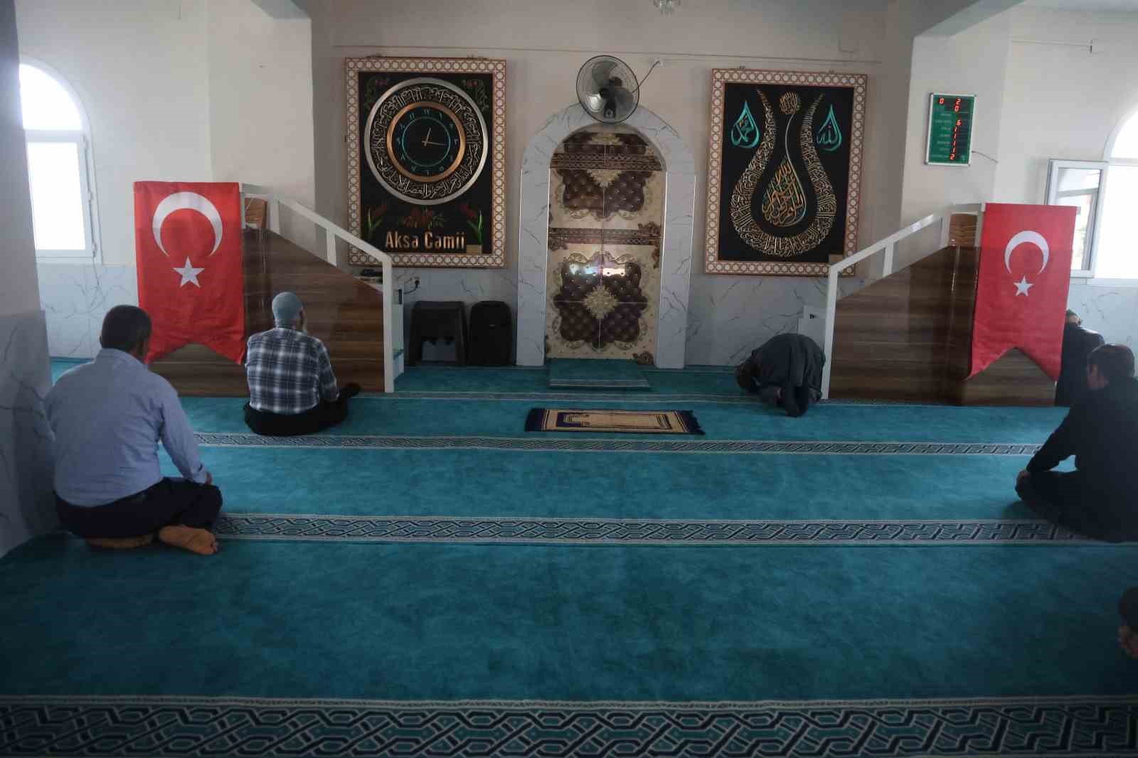 Depremin yıktığı kentte inşası tamamlanan 107’nci cami ibadete açıldı 7 depremin yiktigi kentte insasi tamamlanan 107nci cami ibadete acildi 3