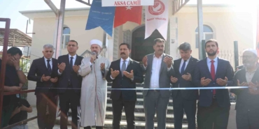 depremin-yiktigi-kentte-insasi-tamamlanan-107nci-cami-ibadete-acildi-3mCd3wJs.jpg