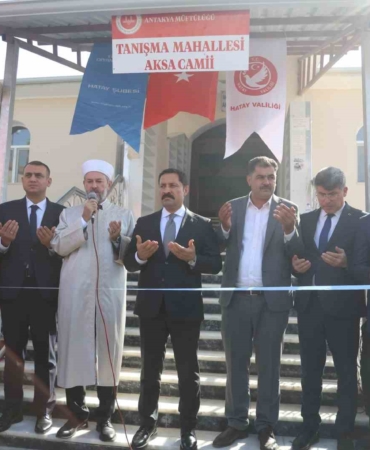 depremin-yiktigi-kentte-insasi-tamamlanan-107nci-cami-ibadete-acildi-3mCd3wJs.jpg