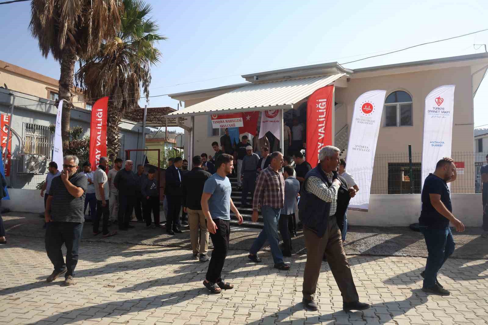 Depremin yıktığı kentte inşası tamamlanan 107’nci cami ibadete açıldı 8 depremin yiktigi kentte insasi tamamlanan 107nci cami ibadete acildi 4 KRuNB2Bk