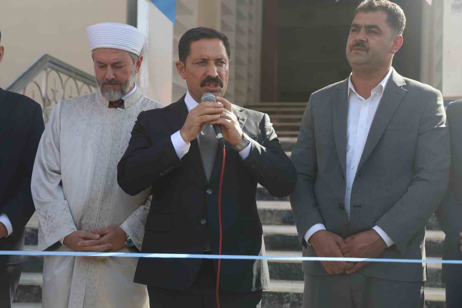 Depremin yıktığı kentte inşası tamamlanan 107’nci cami ibadete açıldı 9 depremin yiktigi kentte insasi tamamlanan 107nci cami ibadete acildi 5 7rJR1U5n