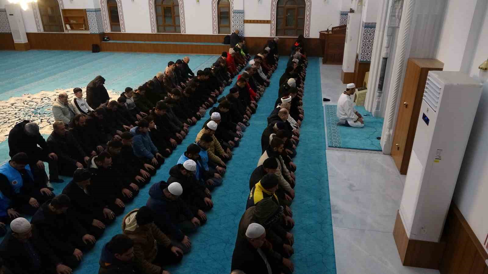depremlerin 3uncu yilinda kiliste hayatini kaybedenler icin dua edildi 1 QYtR7bDA