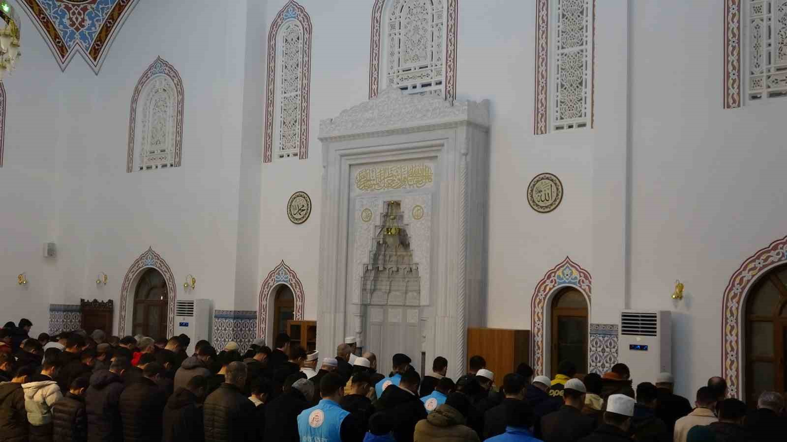 depremlerin 3uncu yilinda kiliste hayatini kaybedenler icin dua edildi 2 2ufM3KYj