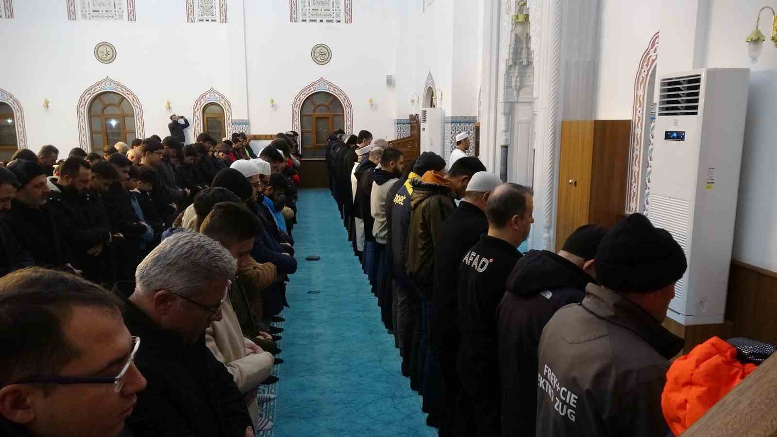 depremlerin 3uncu yilinda kiliste hayatini kaybedenler icin dua edildi 3 IRCkht77