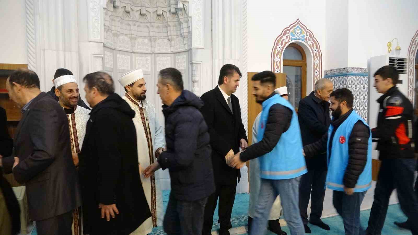 depremlerin 3uncu yilinda kiliste hayatini kaybedenler icin dua edildi 4 TUeVXY5q