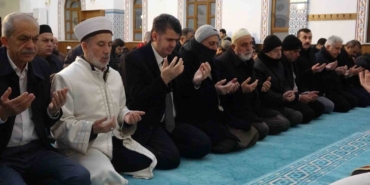depremlerin-3uncu-yilinda-kiliste-hayatini-kaybedenler-icin-dua-edildi-tSucbvbJ.jpg