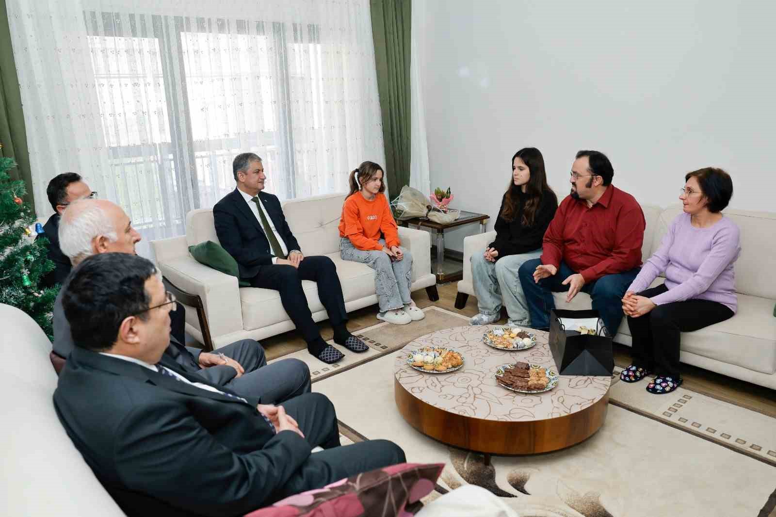 depremzede aile insanlar arkamizdaki guclu iradeye guvensin 4 rwluUhP7
