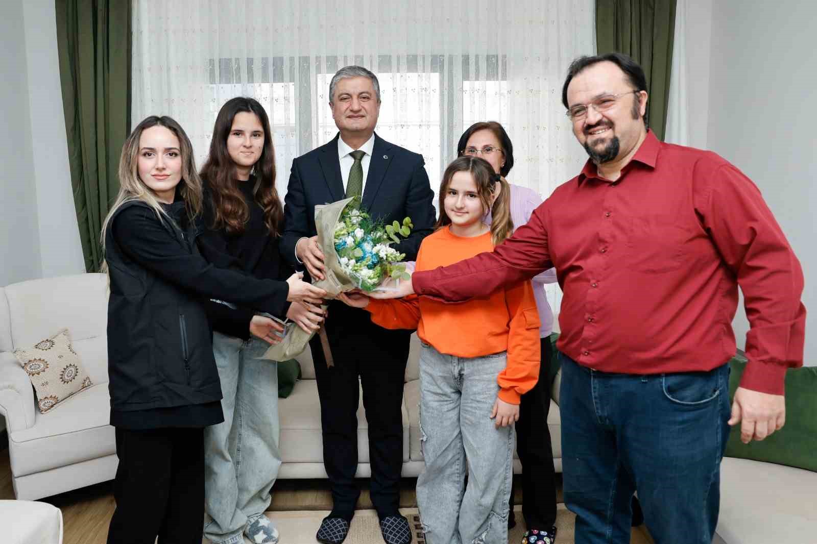 depremzede aile insanlar arkamizdaki guclu iradeye guvensin 5 StyQpzl4