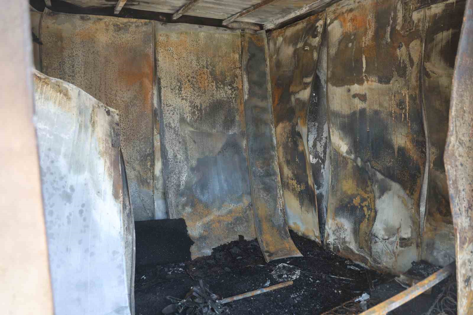 depremzede ailenin yasadigi konteyner alevlere teslim oldu 4 49KucKBB