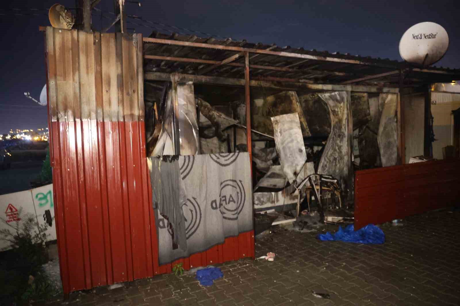 depremzede ailenin yasadigi konteyner alevlere teslim oldu anne ve 2 evladi dumandan etkilendi 1 31KcMVPd