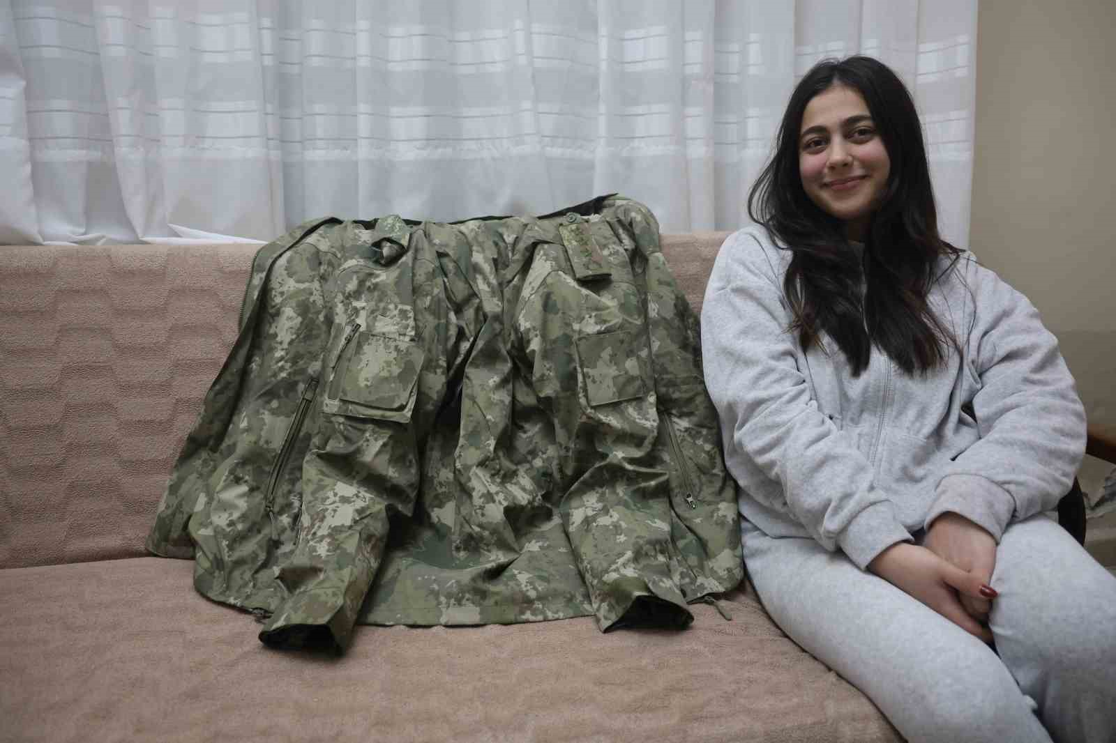 Depremzede Beliz’in, kendisine üşümesin diye montunu veren albayla görüşmesinde duygusal anlar yaşandı 5 depremzede belizin kendisine usumesin diye montunu veren albayla gorusmesinde duygusal anlar yasandi 1 LJa641PG